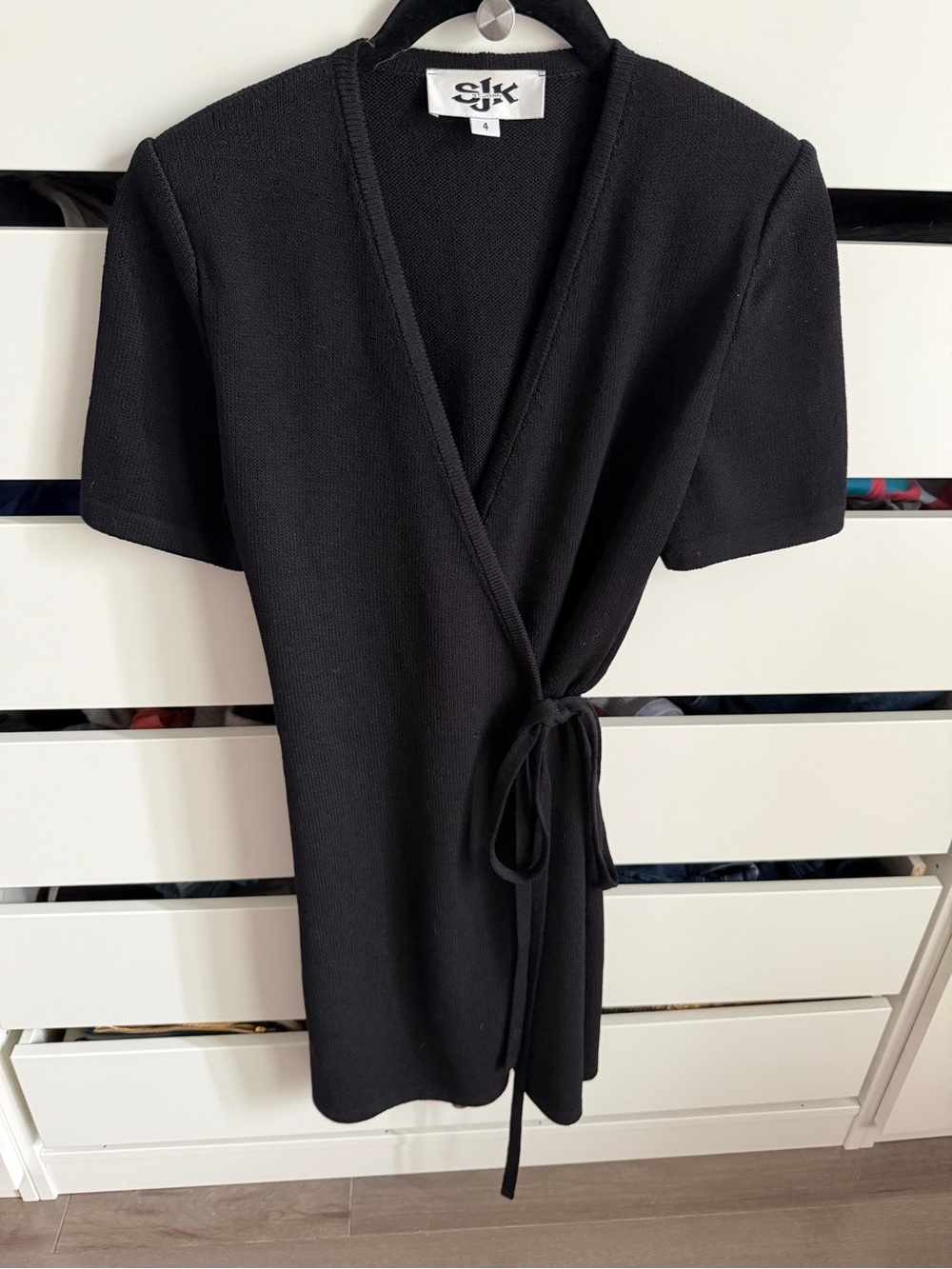 St. John knit wrap dress 🕶️